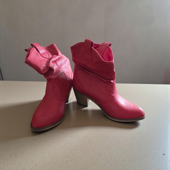 NWOT Red Vegan Leather Stylish Ankle Boots Size 11 - Picture 3 of 4